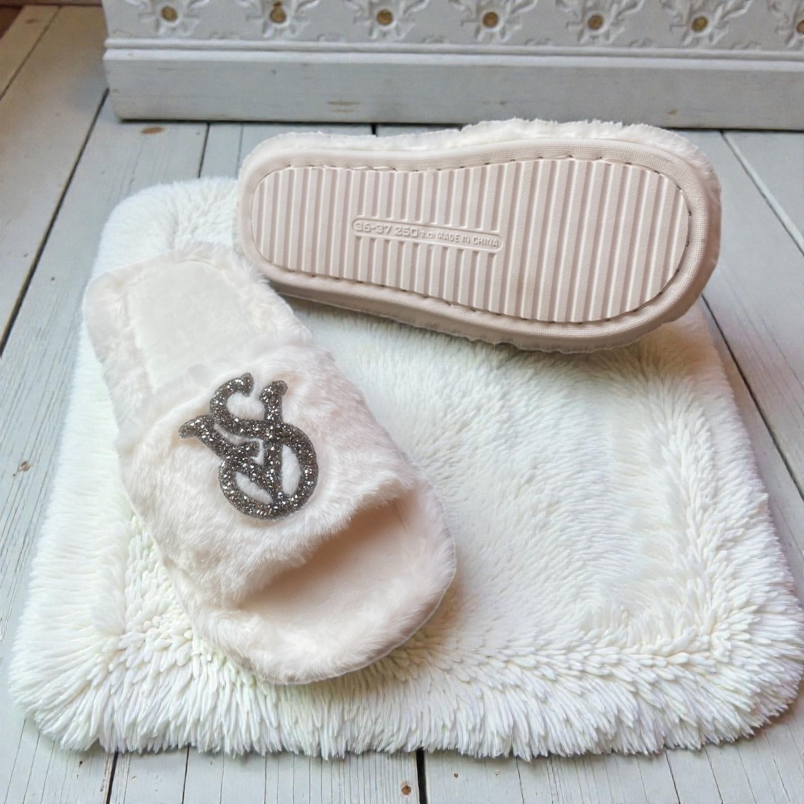 VS Fur Slides-White